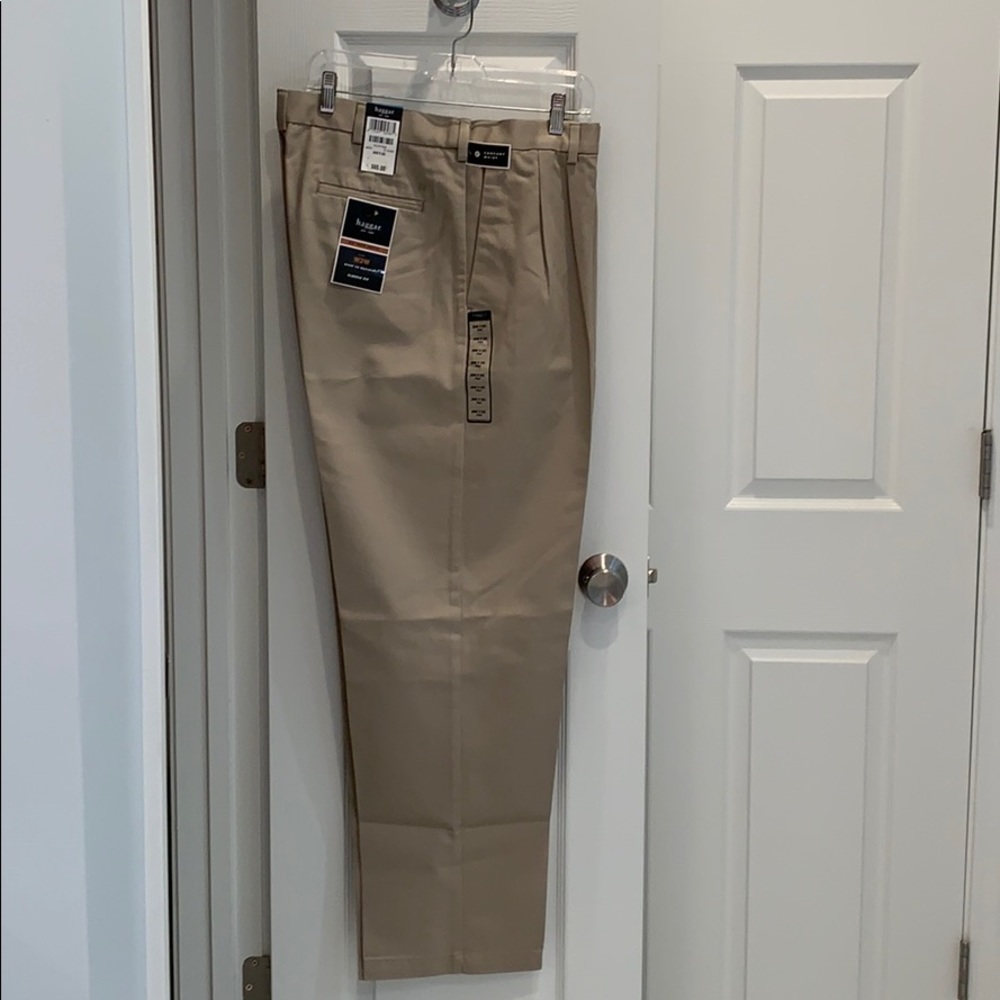 NWT—Men’s Haggar No Iron Khaki Pants